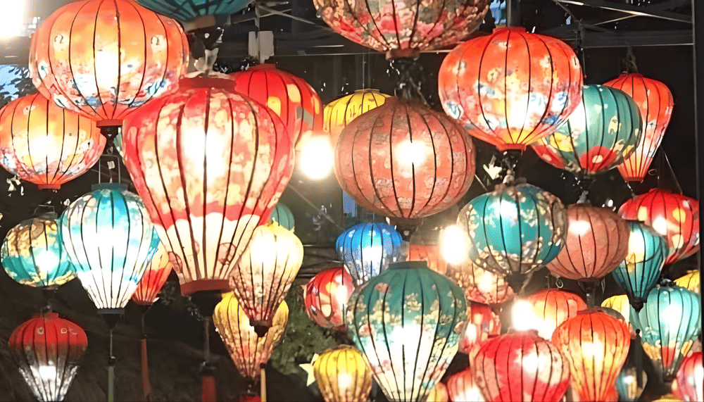 On this night, the entire Old Town - especially around the Hoai River and Japanese Covered Bridge - turns off all electric lighting (Source: Fanpage Xưởng Đ&egrave;n Lồng Hội An)